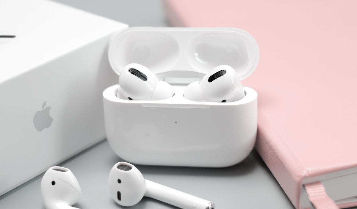 Wireless earbuds and case